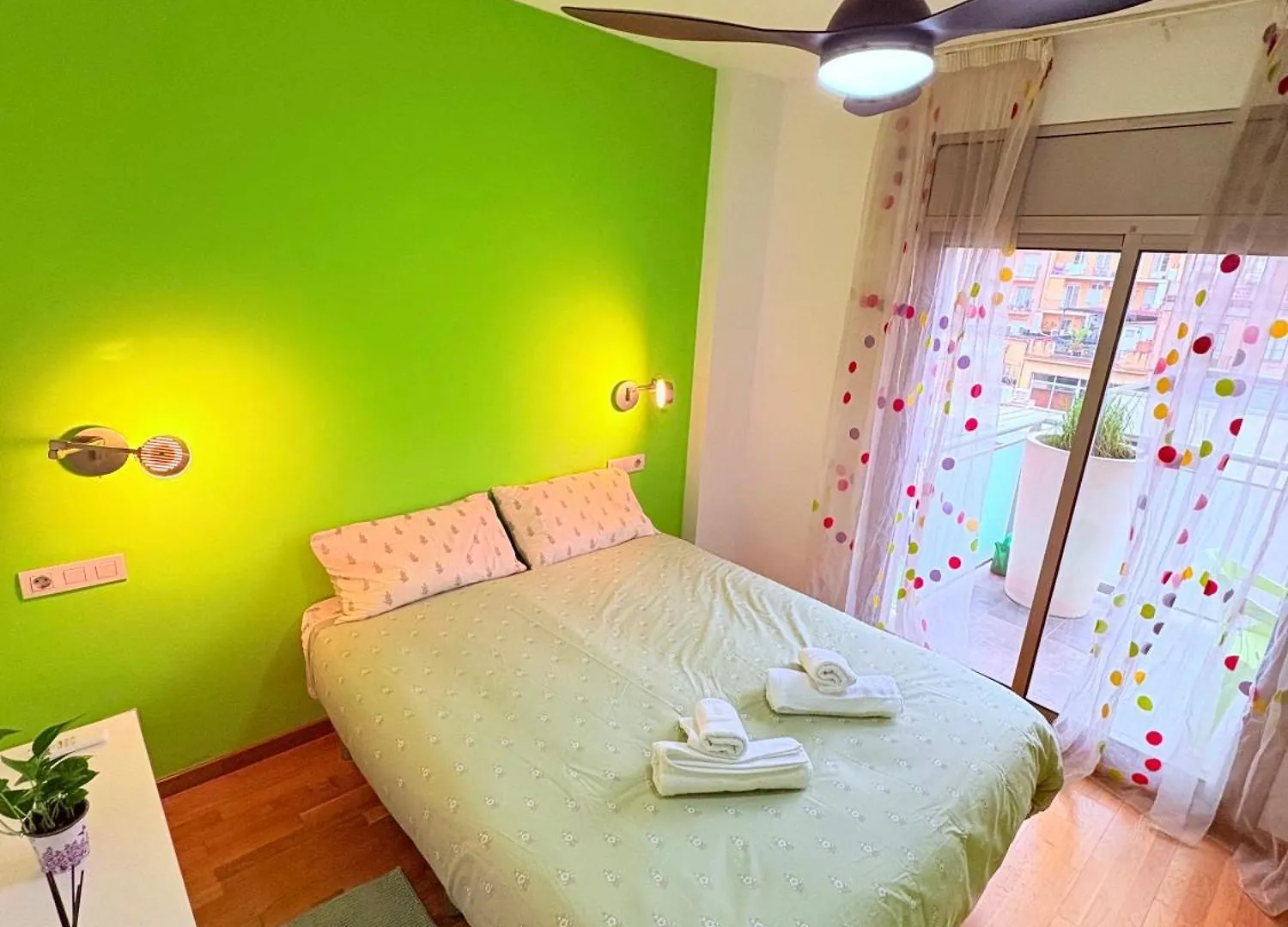 Stunning Flat For 5 People With Breakfast Included With Sagrada Familia Church View Barcelona 0*,  España