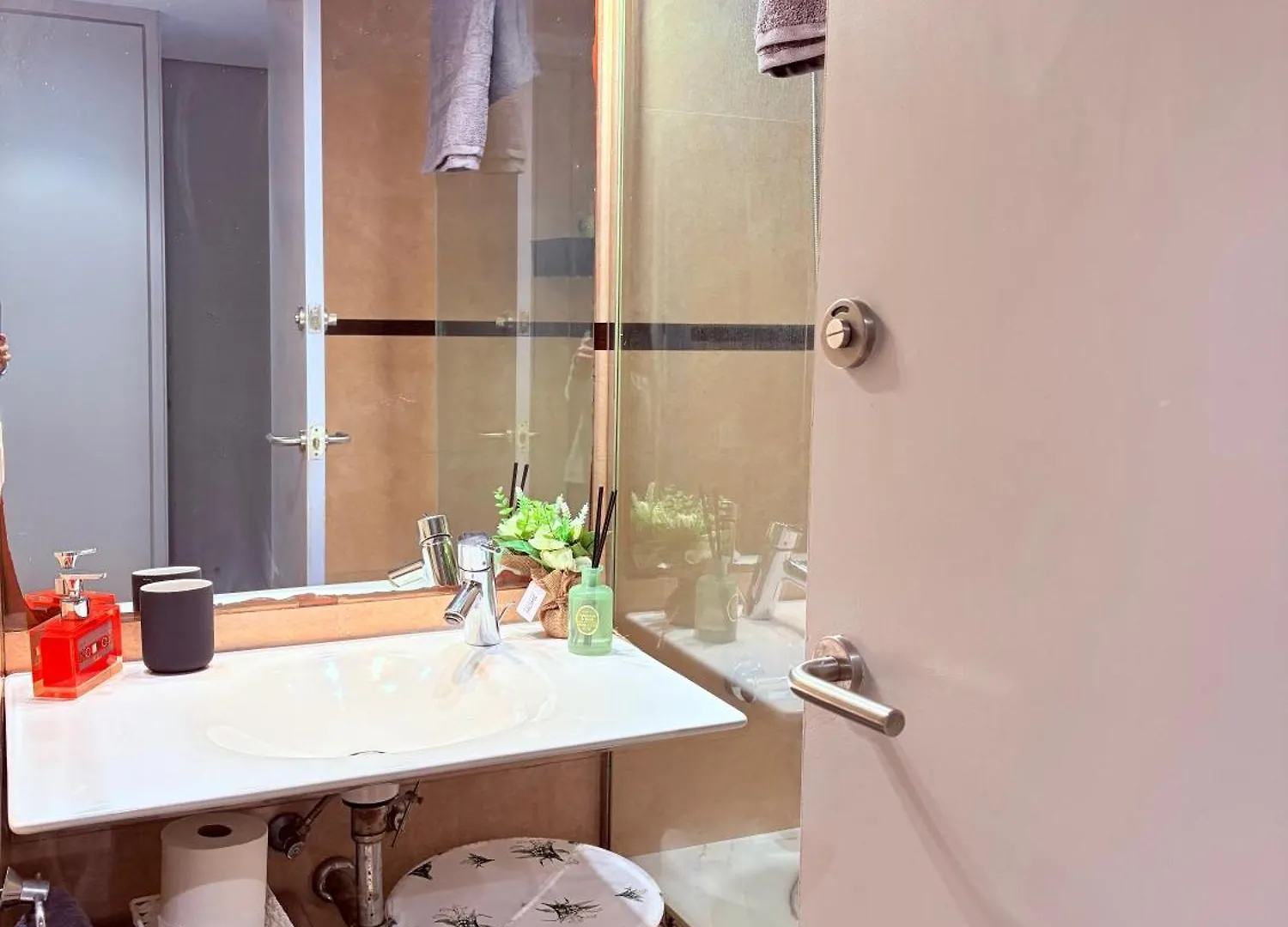 Stunning Flat For 5 People With Breakfast Included With Sagrada Familia Church View Barcelona Spain