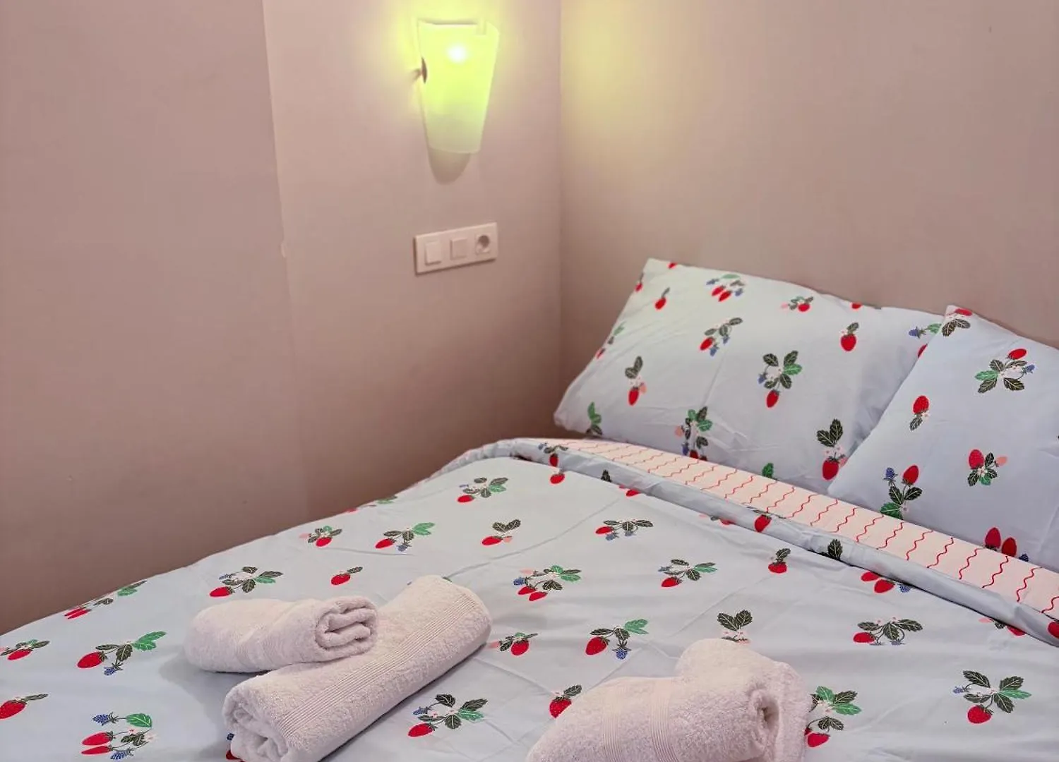 Stunning Flat For 5 People With Breakfast Included With Sagrada Familia Church View Barcelona 0*,