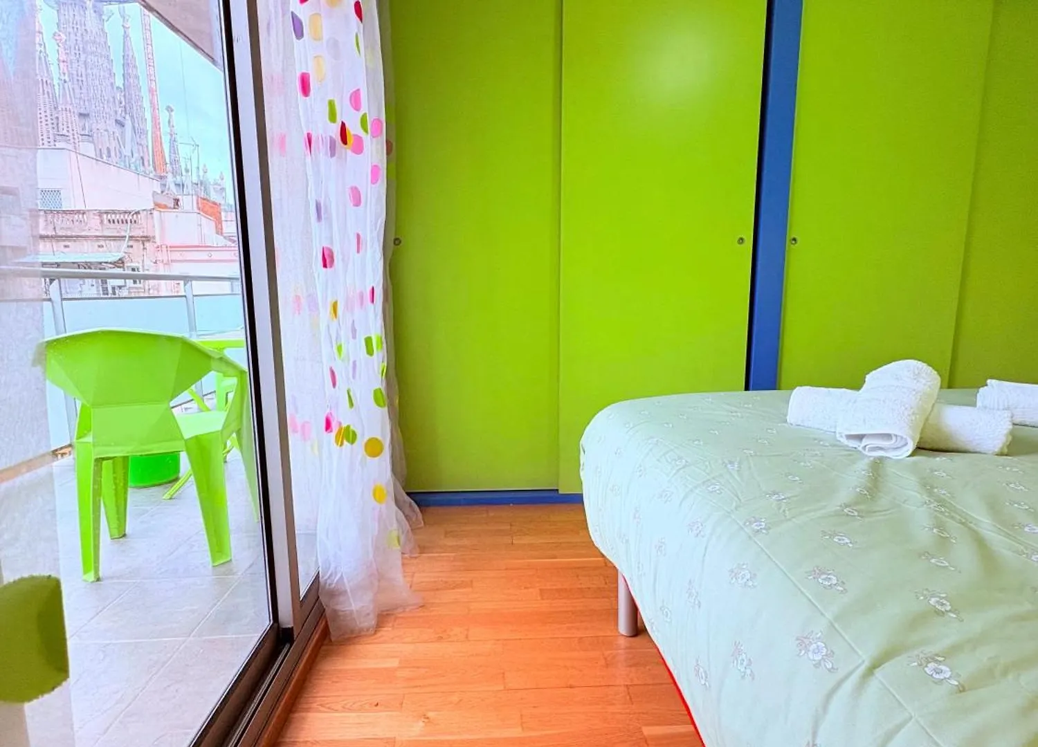 Stunning Flat For 5 People With Breakfast Included With Sagrada Familia Church View Barcelona