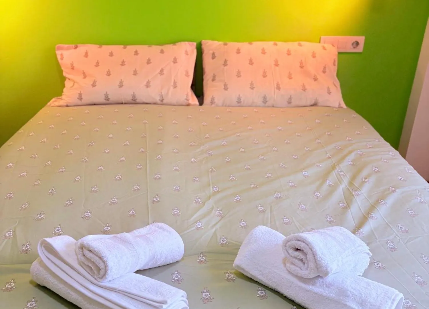Stunning Flat For 5 People With Breakfast Included With Sagrada Familia Church View Barcelona Spain