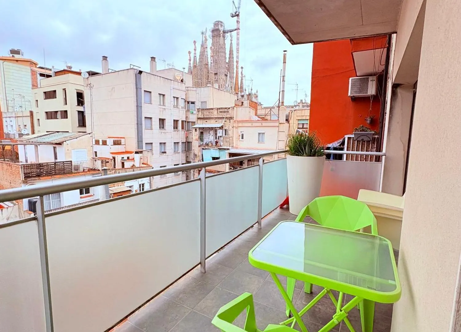 Stunning Flat For 5 People With Breakfast Included With Sagrada Familia Church View Barcelona Apartment