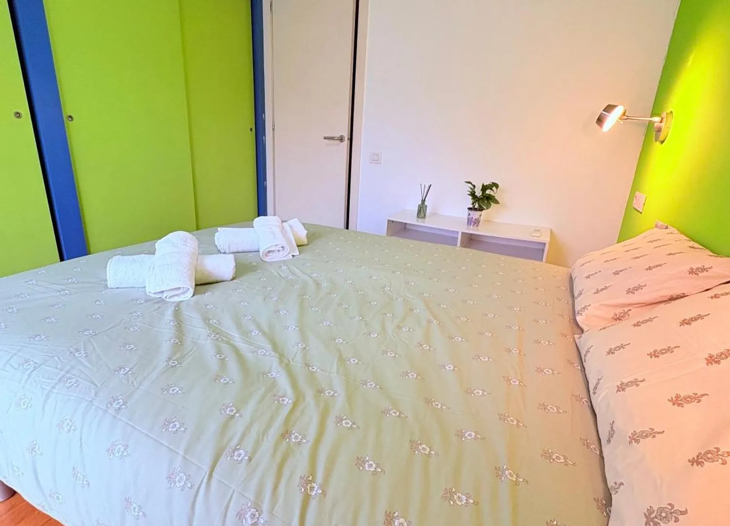 Stunning Flat For 5 People With Breakfast Included With Sagrada Familia Church View Barcelona Apartment