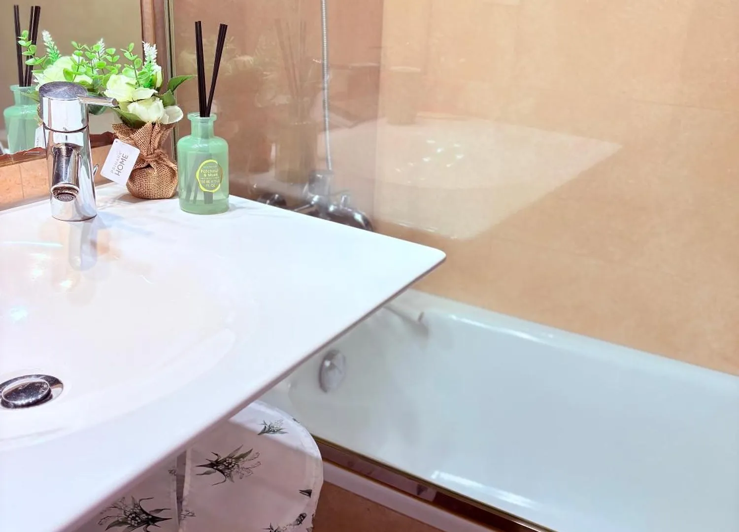 Stunning Flat For 5 People With Breakfast Included With Sagrada Familia Church View Barcelona