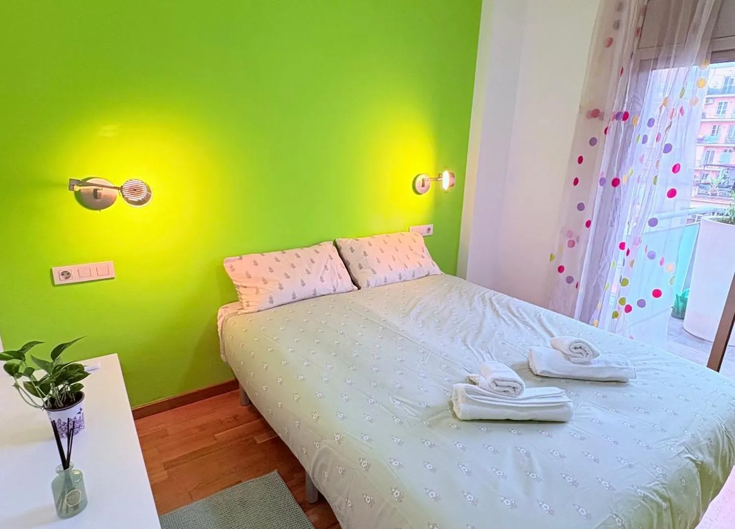 Stunning Flat For 5 People With Breakfast Included With Sagrada Familia Church View Barcelona