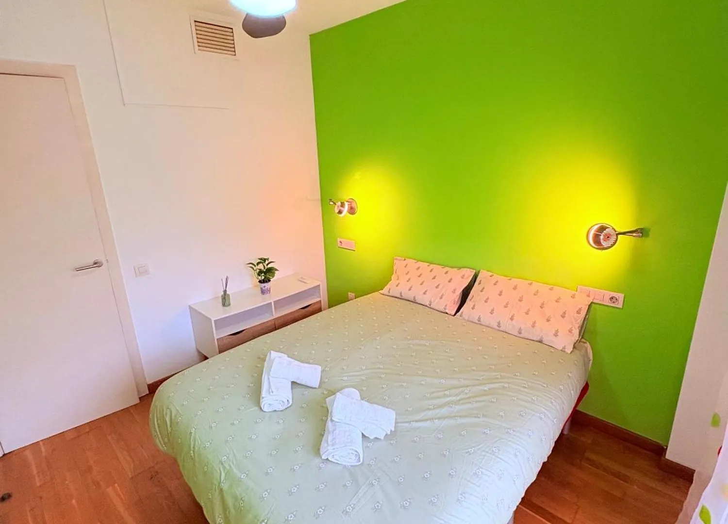 Stunning Flat For 5 People With Breakfast Included With Sagrada Familia Church View Barcelona Spain