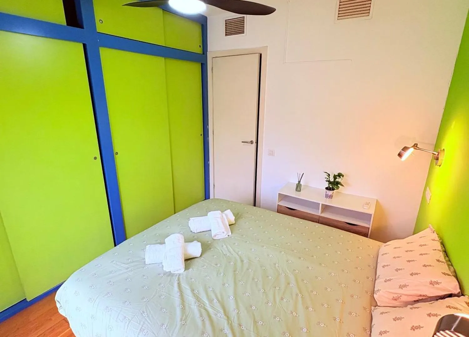 Stunning Flat For 5 People With Breakfast Included With Sagrada Familia Church View Barcelona 0*,
