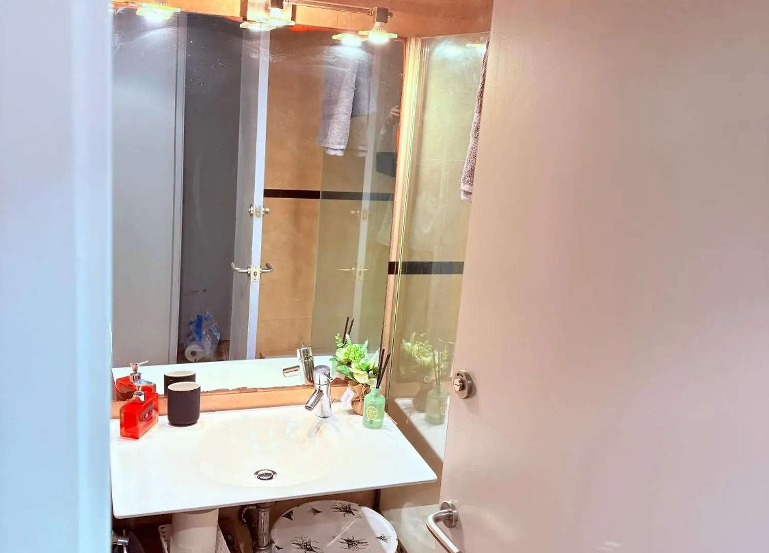 Stunning Flat For 5 People With Breakfast Included With Sagrada Familia Church View Barcelona 0*,  Spain