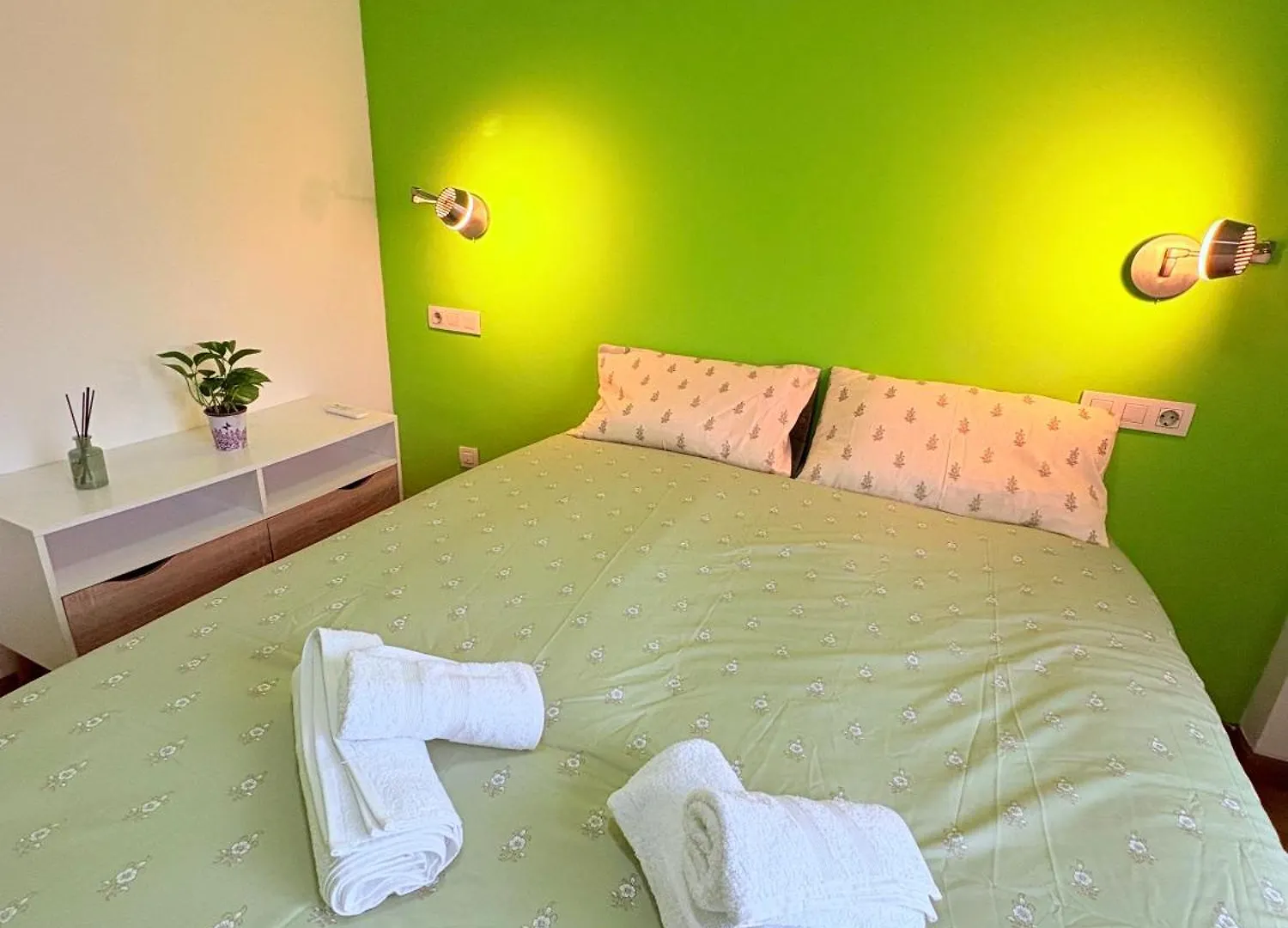Stunning Flat For 5 People With Breakfast Included With Sagrada Familia Church View Barcelona