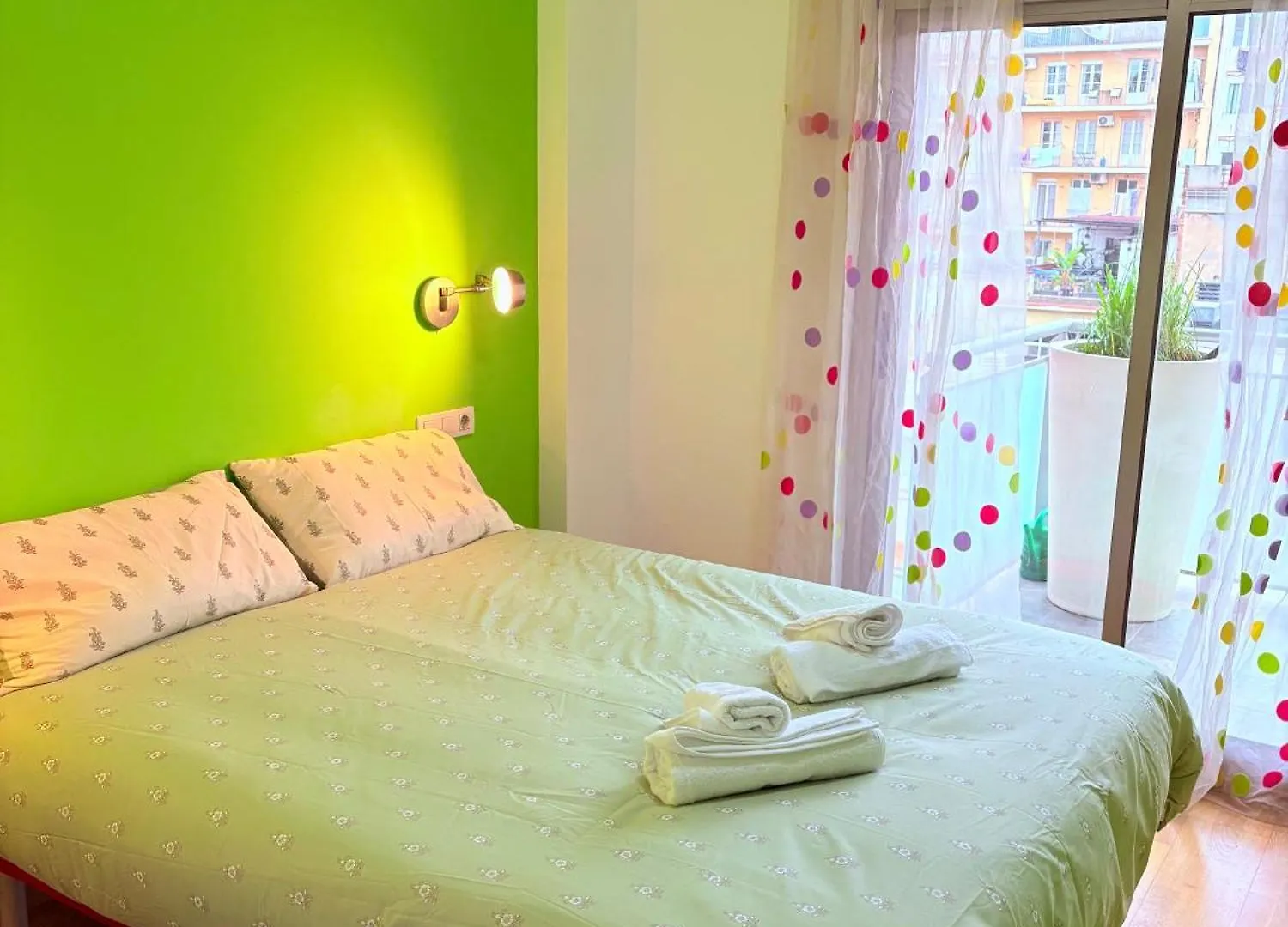 Stunning Flat For 5 People With Breakfast Included With Sagrada Familia Church View Barcelona